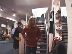 लड़का एक सुंदर गोरा सेक्सी पिक्चर फुल हड मूवी के मुंह में शुक्राणु को ले जाता है